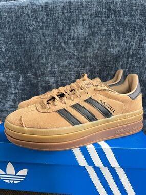 NEVER WORN adidas Women’s Gazelle BOLD Suede Sneakers in Tan with Gray Stripes